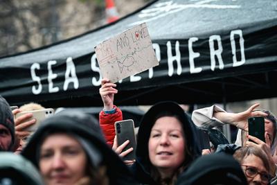 Paul Watson celebre sa liberation a Paris-stock-photo
