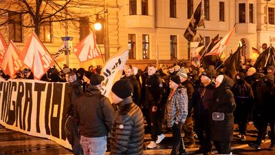Verst?rende Szenen am Abend aus Magdeburg. Hunderte Rechte nutzen den Anschlag auf dem Weihnachtsmarkt f?r sich. Auf dem-stock-foto