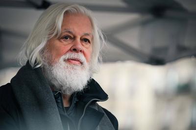 Paul Watson celebre sa liberation a Paris-stock-photo