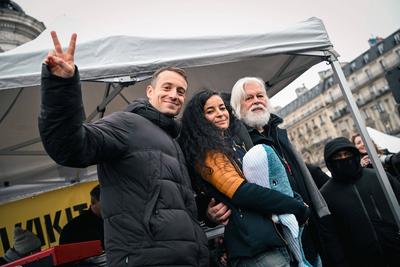 Paul Watson celebre sa liberation a Paris-stock-photo