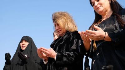The wife of the Iraqi President, Shahnaz Ibrahim Ahmed, attends the opening ceremony of a new cemetery-stock-foto