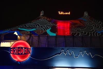 Tollwood Beleuchtung Zelt bei Nacht-stock-foto