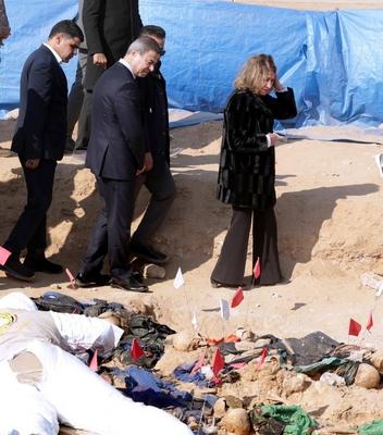 The wife of the Iraqi President, Shahnaz Ibrahim Ahmed, attends the opening ceremony of a new cemetery-stock-foto