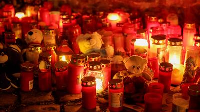 Am Abend - 24 Stunden nach der Amokfahrt auf dem Magdeburger Weihnachtsmarkt - herrscht an der Johanniskirche noch immer-stock-photo