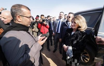 The wife of the Iraqi President, Shahnaz Ibrahim Ahmed, attends the opening ceremony of a new cemetery-stock-foto