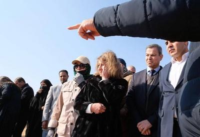 The wife of the Iraqi President, Shahnaz Ibrahim Ahmed, attends the opening ceremony of a new cemetery-stock-foto
