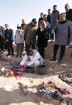 The wife of the Iraqi President, Shahnaz Ibrahim Ahmed, attends the opening ceremony of a new cemetery-stock-foto