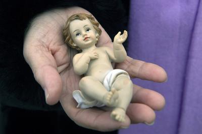 ITALY -  PEOPLE HOLD STATUETTES OF BABY JESUS IN ST PETER'S SQUARE AT  THE VATICAN  - 2024/12/22-stock-photo
