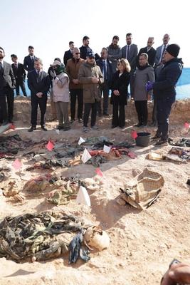 The wife of the Iraqi President, Shahnaz Ibrahim Ahmed, attends the opening ceremony of a new cemetery-stock-foto