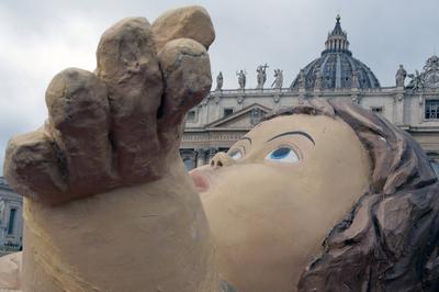 ITALY -  PEOPLE HOLD STATUETTES OF BABY JESUS IN ST PETER'S SQUARE AT  THE VATICAN  - 2024/12/22-stock-photo