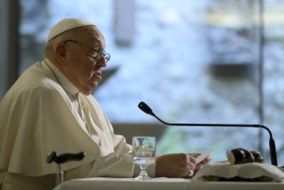 ITALY -   POPE FRANCIS   LEADING HIS SUNDAY ANGELUS PRAYER FROM SANTA MARTA CHAPEL  AT THE VATICAN  - 2024/12/22-stock-foto