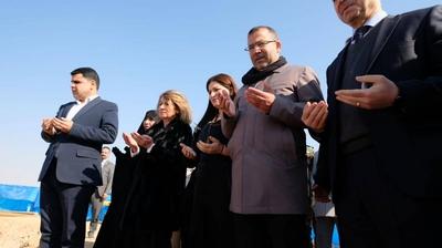 The wife of the Iraqi President, Shahnaz Ibrahim Ahmed, attends the opening ceremony of a new cemetery-stock-foto