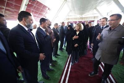 The wife of the Iraqi President, Shahnaz Ibrahim Ahmed, attends the opening ceremony of a new cemetery-stock-foto