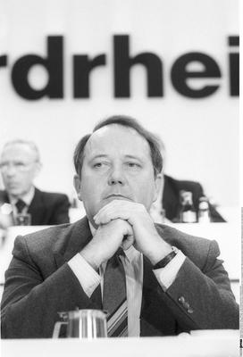 Bernhard Worms (Politiker) 03/86 mot Bernhard Worms beim Landesparteitag der CDU in D?sseldorf im M?rz 1986 Deutschland-stock-photo