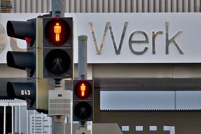 Werkseingang. Ampel am Eingang zum BMW-Werk in M?nchen. M?nchen Bayern Deutschland *** plant entrance traffic light at t-stock-foto