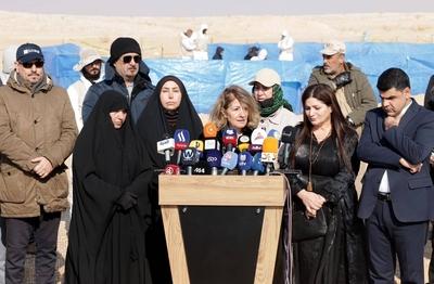 The wife of the Iraqi President, Shahnaz Ibrahim Ahmed, attends the opening ceremony of a new cemetery-stock-foto