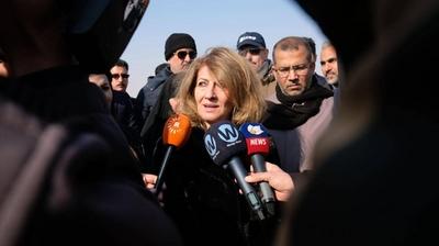 The wife of the Iraqi President, Shahnaz Ibrahim Ahmed, attends the opening ceremony of a new cemetery-stock-foto