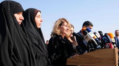 The wife of the Iraqi President, Shahnaz Ibrahim Ahmed, attends the opening ceremony of a new cemetery-stock-foto