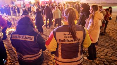 Am Abend - 24 Stunden nach der Amokfahrt auf dem Magdeburger Weihnachtsmarkt - herrscht an der Johanniskirche noch immer-stock-photo
