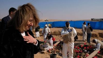 The wife of the Iraqi President, Shahnaz Ibrahim Ahmed, attends the opening ceremony of a new cemetery-stock-foto