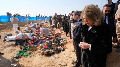 The wife of the Iraqi President, Shahnaz Ibrahim Ahmed, attends the opening ceremony of a new cemetery-stock-foto