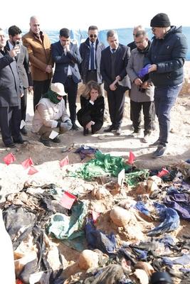 The wife of the Iraqi President, Shahnaz Ibrahim Ahmed, attends the opening ceremony of a new cemetery-stock-foto