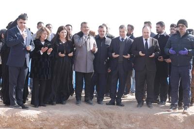 The wife of the Iraqi President, Shahnaz Ibrahim Ahmed, attends the opening ceremony of a new cemetery-stock-foto