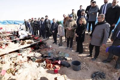 The wife of the Iraqi President, Shahnaz Ibrahim Ahmed, attends the opening ceremony of a new cemetery-stock-foto