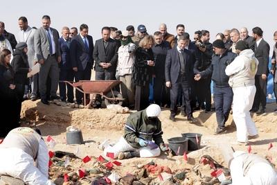 The wife of the Iraqi President, Shahnaz Ibrahim Ahmed, attends the opening ceremony of a new cemetery-stock-foto