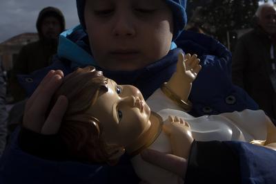 ITALY -  PEOPLE HOLD STATUETTES OF BABY JESUS IN ST PETER'S SQUARE AT  THE VATICAN  - 2024/12/22-stock-photo