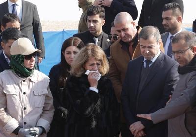 The wife of the Iraqi President, Shahnaz Ibrahim Ahmed, attends the opening ceremony of a new cemetery-stock-foto
