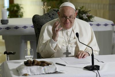 ITALY -   POPE FRANCIS   LEADING HIS SUNDAY ANGELUS PRAYER FROM SANTA MARTA CHAPEL  AT THE VATICAN  - 2024/12/22-stock-foto