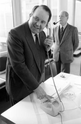 Bernhard Worms (Deutschland/CDU) am Telefon - Tagung des CDU-Pr?sidiums in Bonn-stock-foto