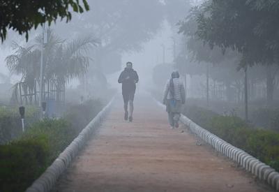 Delhi NCR Shrouded In Dense Fog-stock-foto
