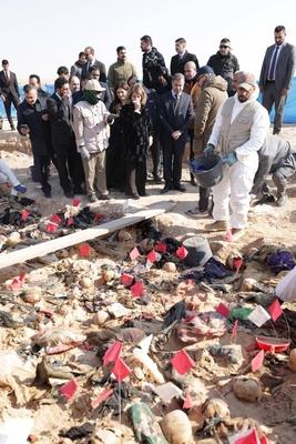 The wife of the Iraqi President, Shahnaz Ibrahim Ahmed, attends the opening ceremony of a new cemetery-stock-foto
