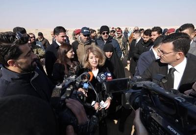 The wife of the Iraqi President, Shahnaz Ibrahim Ahmed, attends the opening ceremony of a new cemetery-stock-foto