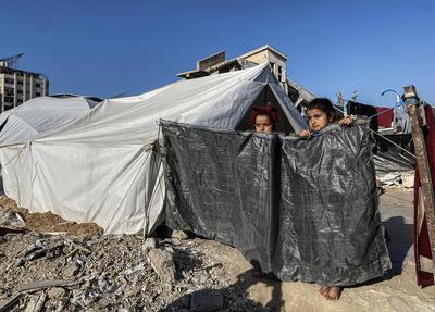Palestinians continue to live with limited resources in the makeshift tents they set up while the Israeli army's intense attacks-stock-foto