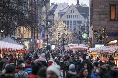 23.12.2024, Weihnachtseinkauf Innenstadt, N?rnberg: Am Nachmittag des 23.12.2024 zog es f?r den weihnachtlichen Geschenk-stock-foto