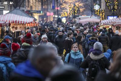 23.12.2024, Weihnachtseinkauf Innenstadt, N?rnberg: Am Nachmittag des 23.12.2024 zog es f?r den weihnachtlichen Geschenk-stock-foto