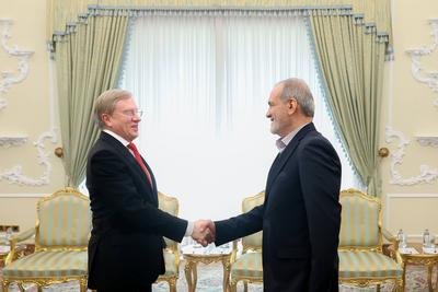 Iranian President Masoud Pezeshkian, receives Russia deputy PM-stock-foto