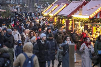 23.12.2024, Weihnachtseinkauf Innenstadt, N?rnberg: Am Nachmittag des 23.12.2024 zog es f?r den weihnachtlichen Geschenk-stock-foto