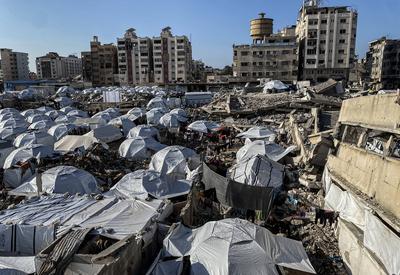 Palestinians continue to live with limited resources in the makeshift tents they set up while the Israeli army's intense attacks-stock-foto