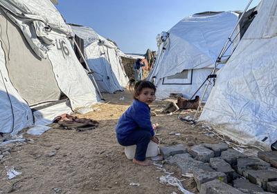 Palestinians continue to live with limited resources in the makeshift tents they set up while the Israeli army's intense attacks-stock-foto