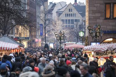 23.12.2024, Weihnachtseinkauf Innenstadt, N?rnberg: Am Nachmittag des 23.12.2024 zog es f?r den weihnachtlichen Geschenk-stock-foto