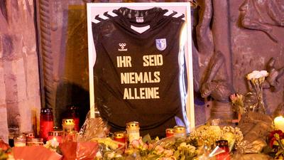 News Bilder des Tages Am Abend - 24 Stunden nach der Amokfahrt auf dem Magdeburger Weihnachtsmarkt - herrscht an der Joh-stock-foto