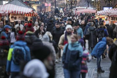 23.12.2024, Weihnachtseinkauf Innenstadt, N?rnberg: Am Nachmittag des 23.12.2024 zog es f?r den weihnachtlichen Geschenk-stock-foto