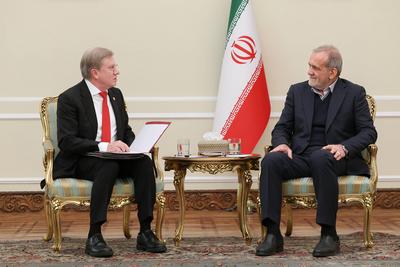 Iranian President Masoud Pezeshkian, receives Russia deputy PM-stock-foto