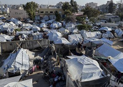Palestinians continue to live with limited resources in the makeshift tents they set up while the Israeli army's intense attacks-stock-foto