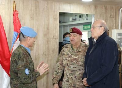 Lebanese Prime Minister Najib Mikati visits UNIFIL's Sector East Headquarters in Ibl al-Saqi, the second stop on his tour of southern Lebanon-stock-foto
