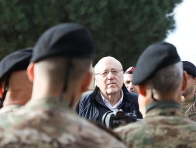 Lebanese Prime Minister Najib Mikati arrives in southern Lebanon to inspect army units on the front lines-stock-foto